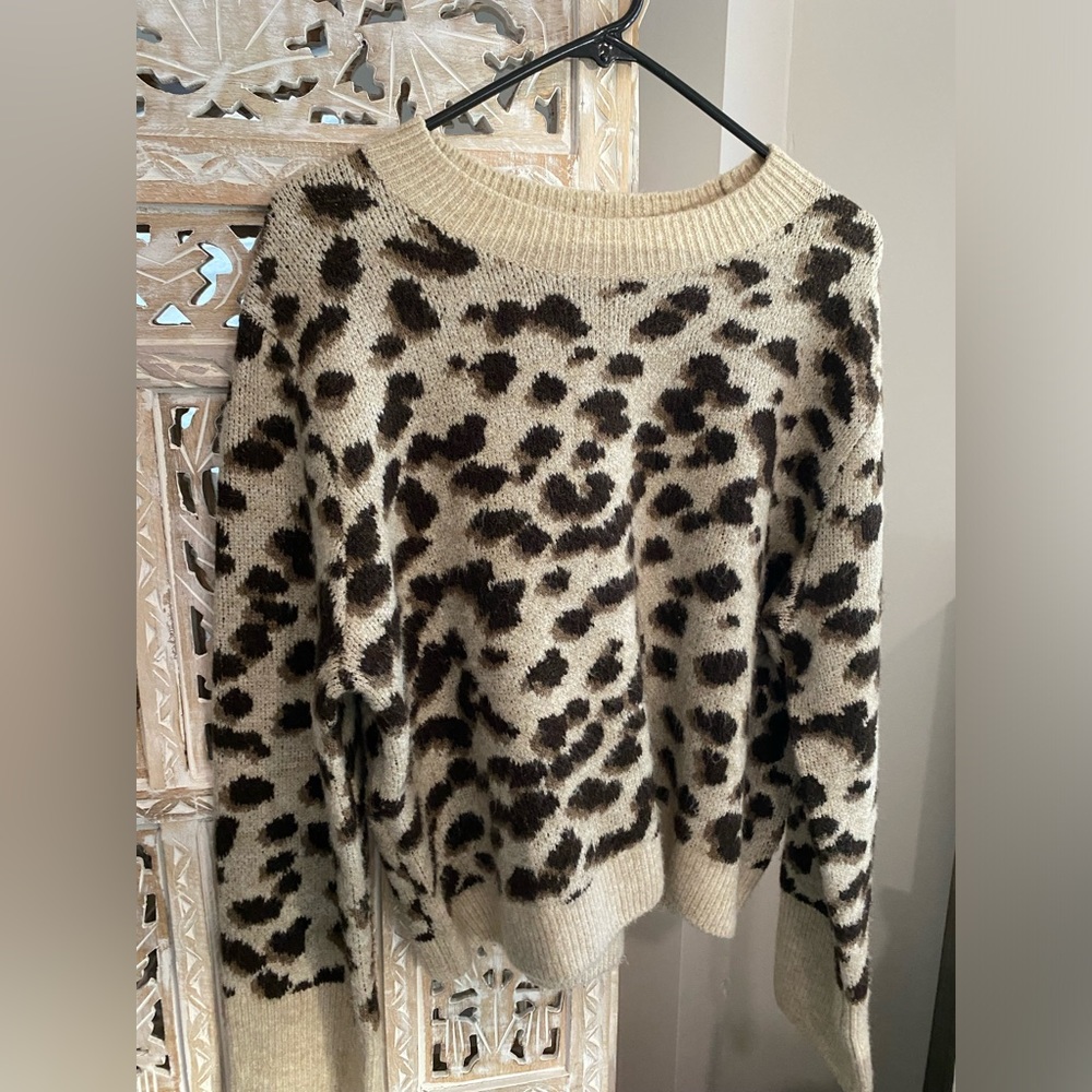 H&M leopard print sweater .. cropped style in size medium
